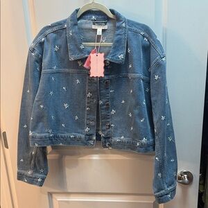 Chelsea & Violet NWT Embroidered Cropped Denim Jacket with embroidery- Blue